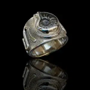 Bague artisanale brutaliste en argent 925 taille 64 avec ammonite fossilisée du Pic Saint-Loup, bijou symbolique façonné à la main.