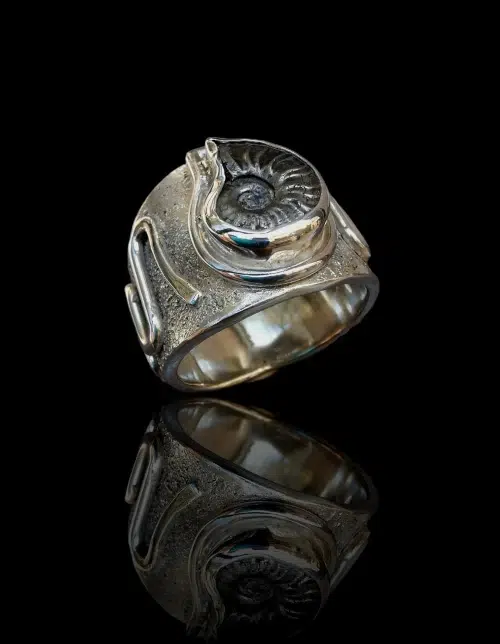 Bague artisanale brutaliste en argent 925 taille 64 avec ammonite fossilisée du Pic Saint-Loup, bijou symbolique façonné à la main.
