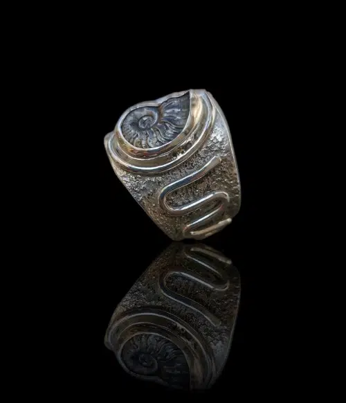 Bague artisanale brutaliste en argent 925 taille 64 avec ammonite fossilisée du Pic Saint-Loup, bijou symbolique façonné à la main.