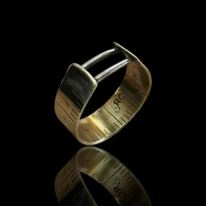 Bague artisanale en laiton doré gravé, ornée de deux fils d’argent, créée à partir d’une règle de couturier recyclée.