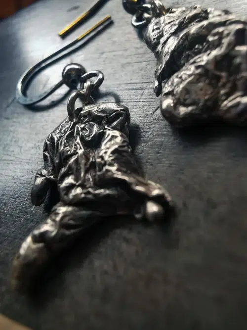 Boucles d’oreilles artisanales en argent 925 brut, issues d’un métal en fusion plongé dans l’eau.