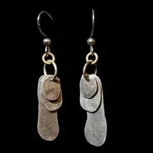 Boucles d’oreilles en aluminium brut, légères et martelées, création artisanale mixte.