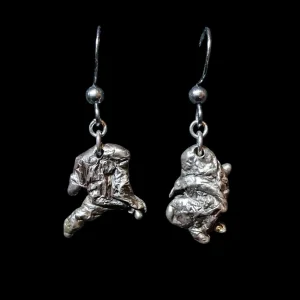 Boucles d’oreilles en argent 925 au style brutaliste, créées à partir d’argent fondu dans l’eau par un artisan du Gard.