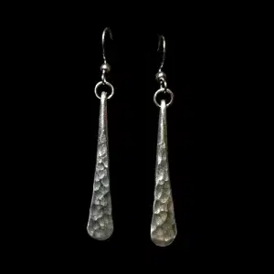 Boucles d’oreilles en aluminium martelé, longues et légères. Un trait brut, épuré, forgé pour celles et ceux qui aiment la matière sans détour.