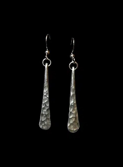 Boucles d’oreilles en aluminium martelé, longues et légères. Un trait brut, épuré, forgé pour celles et ceux qui aiment la matière sans détour.