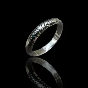 Bague artisanale en argent 925, anneau ciselé au style ethnique et brutaliste.