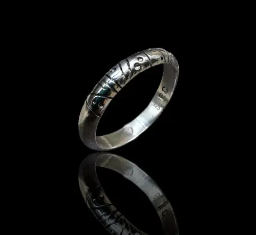 Bague artisanale en argent 925, anneau ciselé au style ethnique et brutaliste.