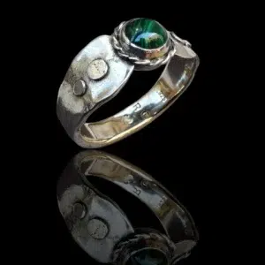 bague homme artisanale en argent 925 avec malachite et détails métalliques bruts, style brutaliste