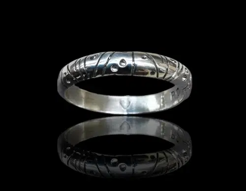 Bague ethnique en argent 925 ciselée à la main, anneau artisanal au style brut et texturé.