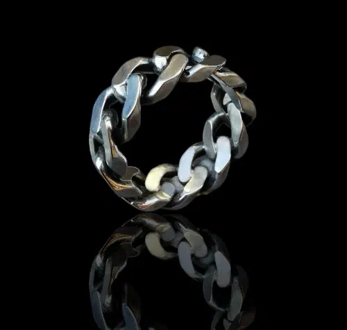 Détail des maillons reformés de la bague gourmette en argent 925 taille 73, issue de recyclage