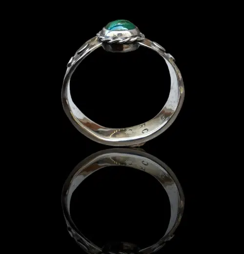 bague en argent martelé avec malachite cabochon, création française brute et masculine