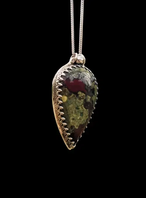 pendentif artisanal argent 925 jaspe sang du dragon style brut talisman